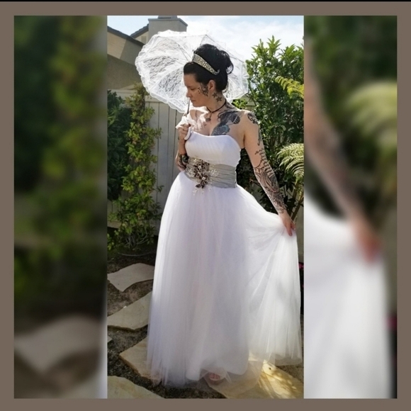 Wedding Dress – Joanies Bridal – White – Ball Gown Strapless Corset Back – Sz 6 - Picture 5 of 11